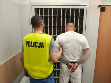 Bukiety z kwiatomatu i pięć zarzutów. Strykowski włamywacz w policyjnej celi