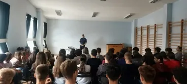Tuż przed wakacjami policjant ze Zgierza ostrzegł uczniów - chodziło o hulajnogi i internet
